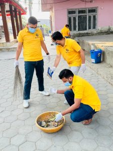 सिदार्थ बैंकद्वारा धनगढीकाे रामजानकी मन्दिरमा सरसफाई