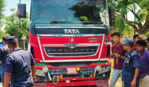 अत्तरियामा टेलरले मोटरसाइकललाई ठक्कर दिँदा तीन जना घाइते