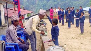 बुढाको पहलमा गडसेराको एक विद्यालयमा सहयोग