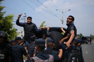  गृहमन्त्रीको राजीनामा माग गर्दै नेविसंघले गर्याे संसद भवन अगाडि प्रर्दशन ८ जना पक्राउ