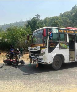 कैलालीको बुढीतोलामा बस र मोटसाइकल एकआपसमा ठोक्किँदा एक जना घाइते