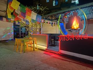 धनगढीमा रहेको गाउँले रोस्यो क्रिकेट लाइभ देखाउँदै –आज आउने ग्राहक वर्गलाई २० प्रतिशत छुट