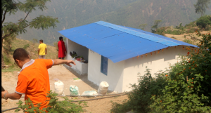 डोटीको सिलगढी २ निवासी बासु कामीलाइ वडा अध्यक्ष राजेन्द्र खड्काले गरे घर हस्तान्तरण