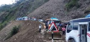 लगातारको वर्षापछि खसेको पहिरोका कारण सुदूरपश्चिम प्रदेशका मुख्य राजमार्ग अवरुद्ध