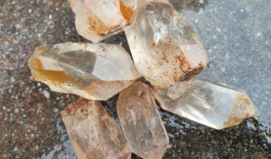 बैतडीको पुर्चौडीमा पहिरोबाट निस्किए चमकदार ढुङ्गा