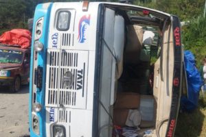 दोलखामा बस दुर्घटना १५ जना बढी घाइते