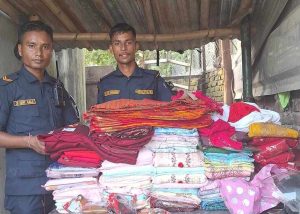 सशस्त्र प्रहरीका नायब निरीक्षक (सई) बिष्टले भन्सार छली ल्याएको ५३ सेट कुर्ता, २० सेट धोती बरामद