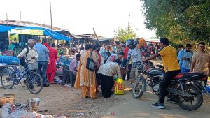 चाडपर्व नजिकिएसँगै सिमावर्ती भारतीय बजारमा किनमेल गर्नेको घुइँचो – नेपाली बजार भने सुनसान