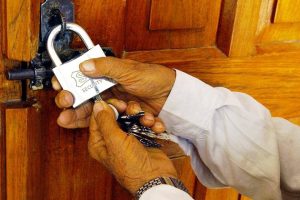 मेलौली नगरपालिका वडा नं.–३ को कार्यालयमा स्थानीय बासिन्दाले गरे तालाबन्दी