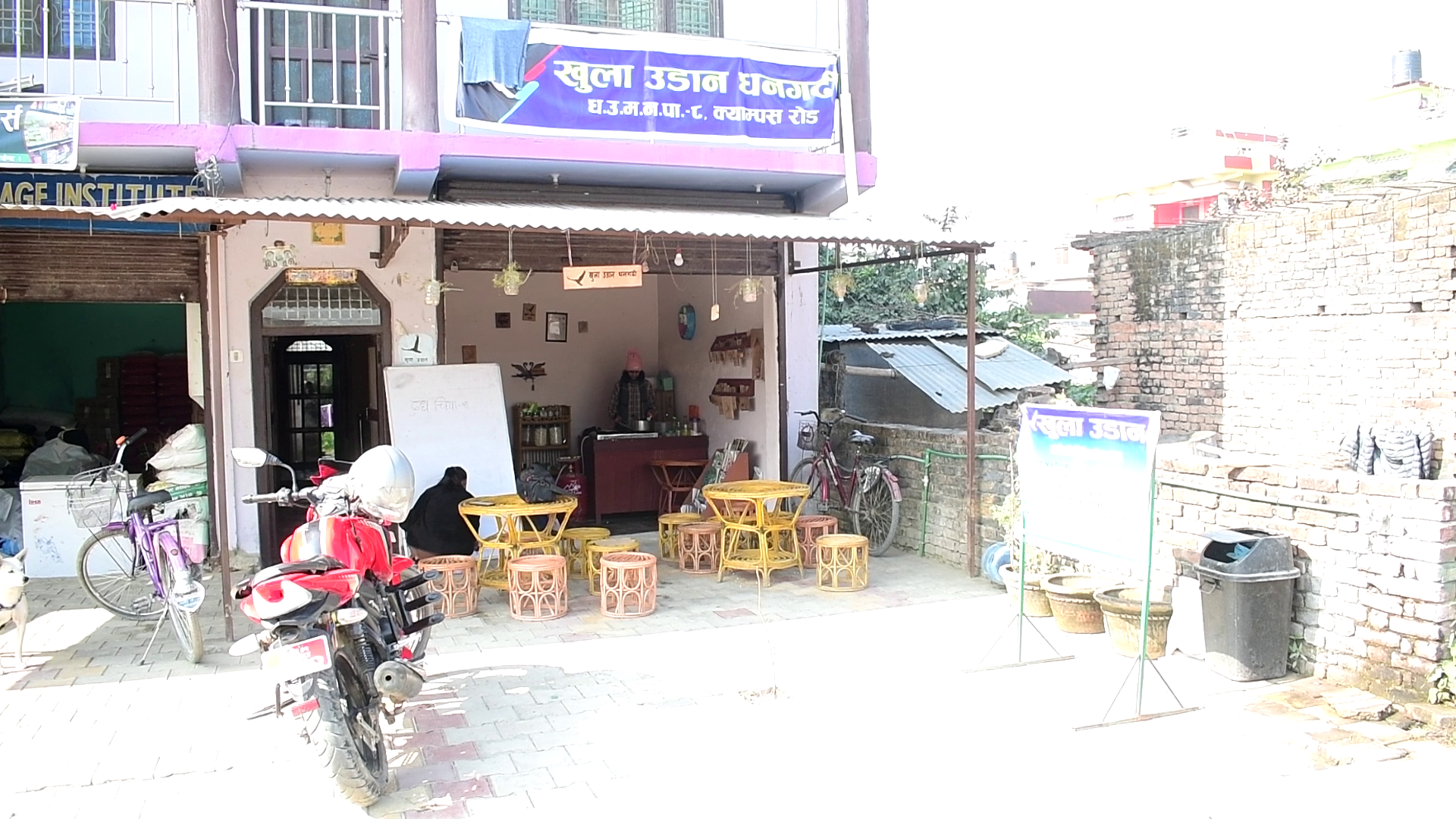 बजार भन्दा फरक स्वाँद र सेवा धनगढीको केएमसी नजिक रहेको खुला उडानमा