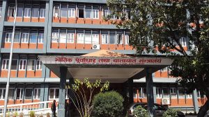 मोटरसाइकलमा बालबालिकालाई अगाडि राख्न निषेध, पछाडि बस्ने यात्रुले हेलमेट लाउनुपर्ने