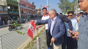 धनगढीको सडकमा स्वागतका लागि लगाईएको कांग्रेसको झण्डा हटाईयो