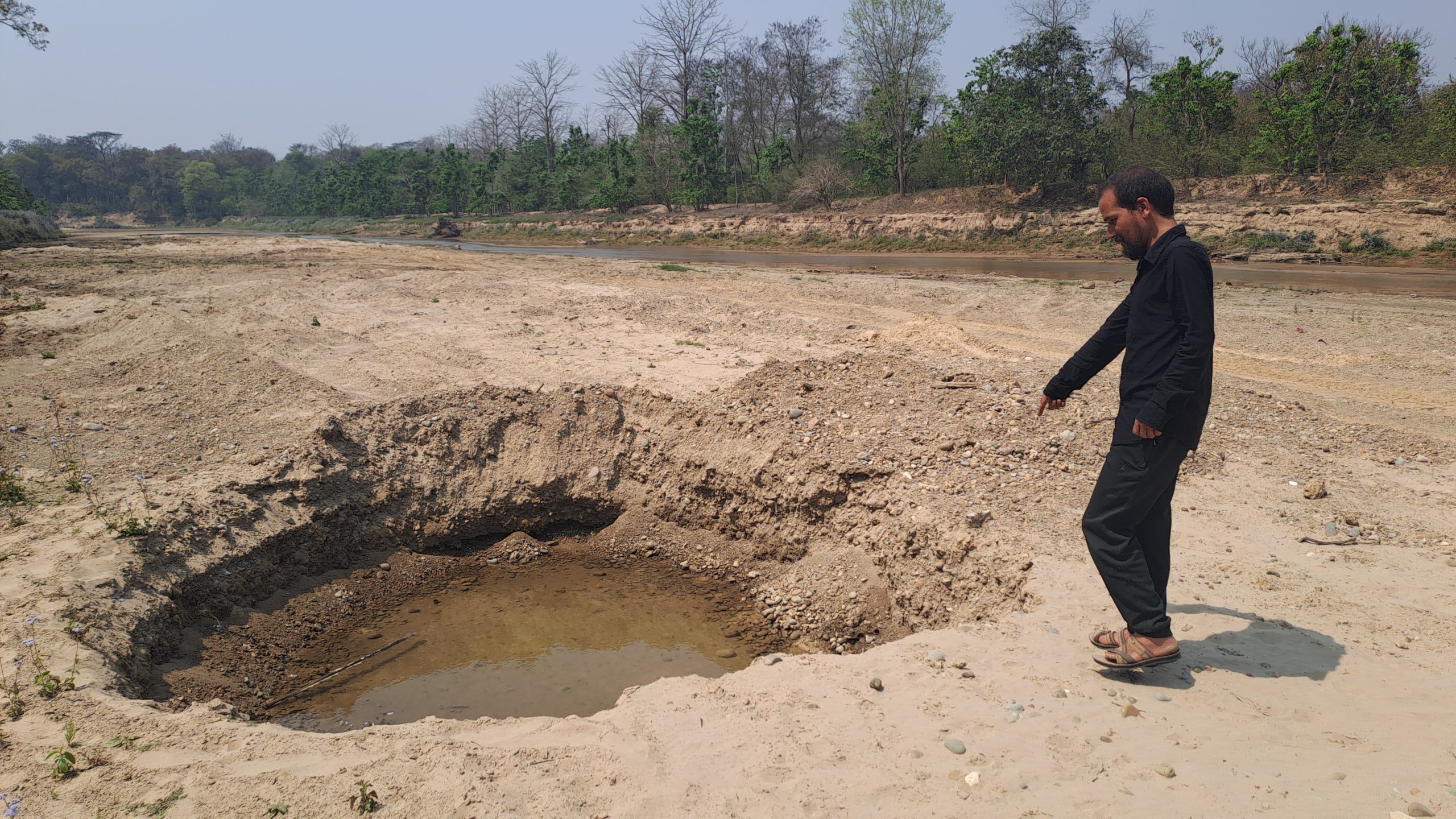 धनगढीमा जथाभावी नदिजन्य पदार्थ उत्खन्न तथा संकलन – जहाँ खोला त्यही पुग्छन सवारीसाधन