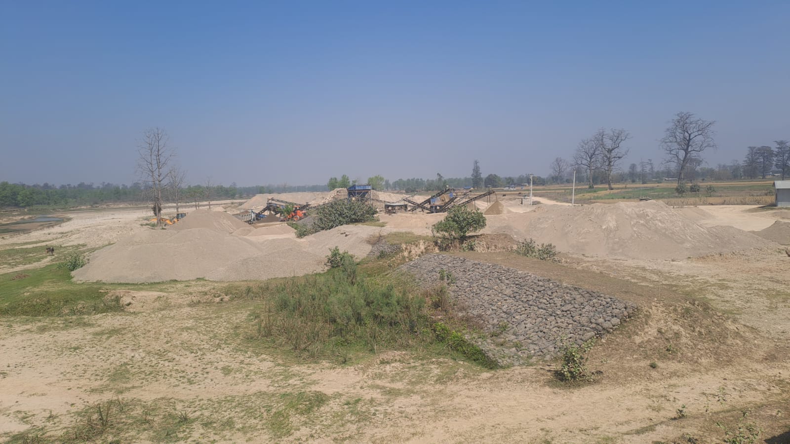 धनगढीमा आयोजनाका नाममा अस्थायी क्रसरः बस्ती, नदी, वातावरण र वनलाईनै जोखिम पार्दै