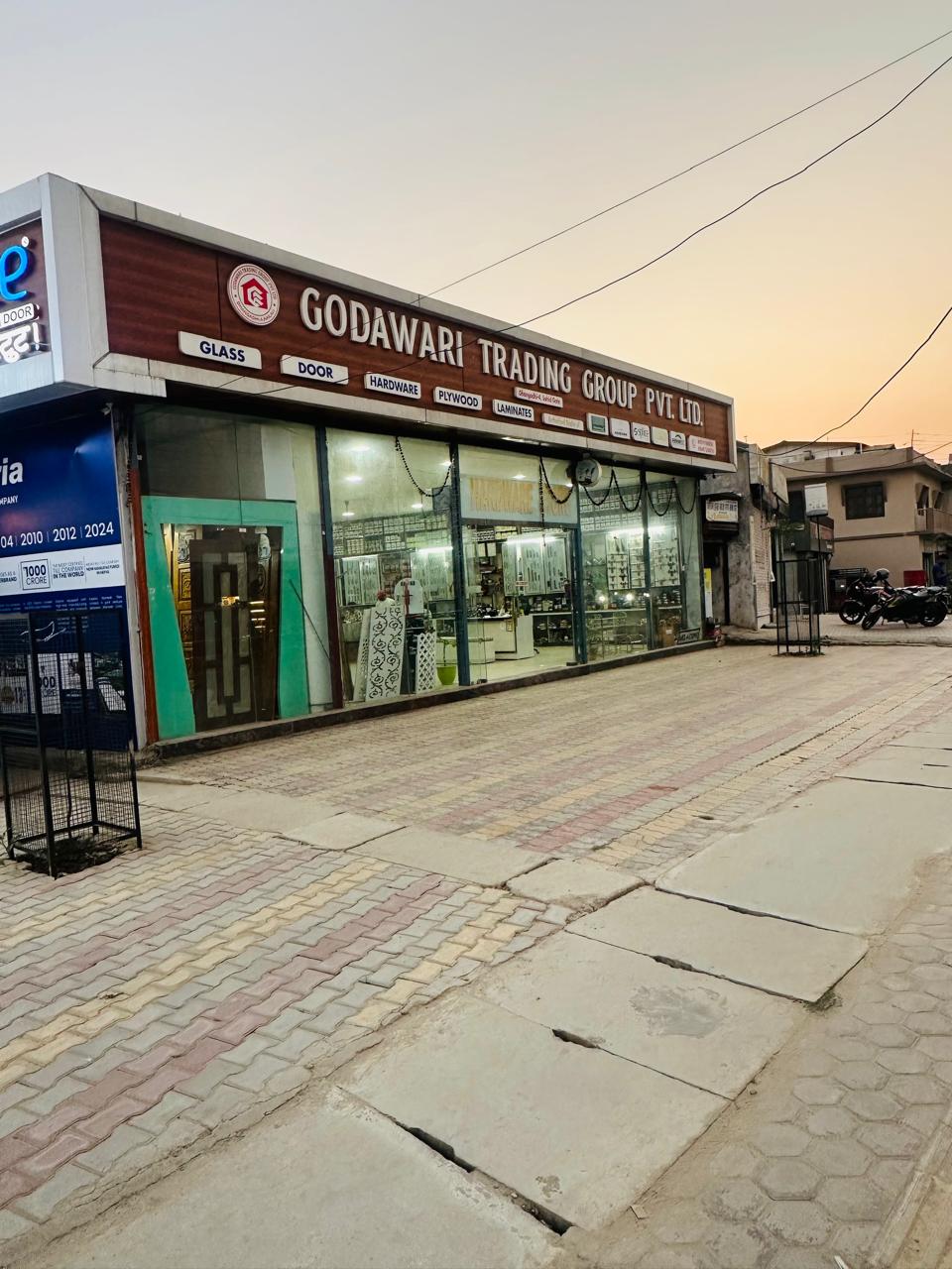 एक्सन स्टार बिराज भट्ट र गायक चक्र बम धनगढी आउँदै