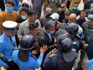 पोखरामा नगर प्रहरी र कोटिहोम आयोजकबीच झडप