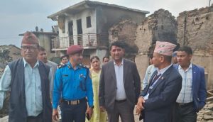 अछामका आगलागी पीडित भेट्दै मन्त्री पालले भने- थप राहतका लागि पहल गर्नेछु