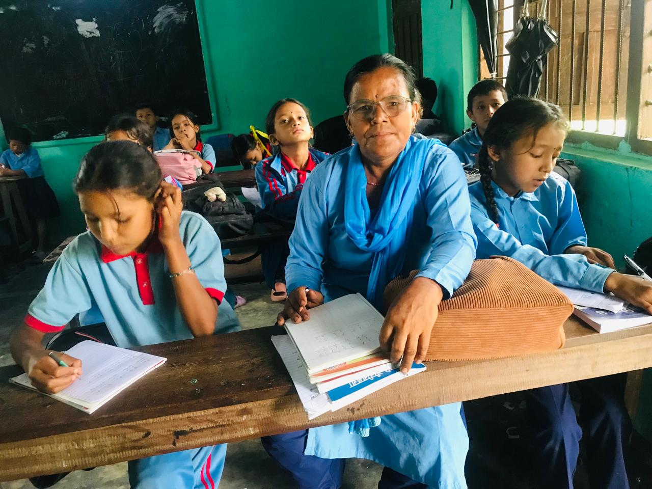 नातिको एउटा वचनले हजुरआमालाई स्कुलको डेस्कमा पुर्‍यायो