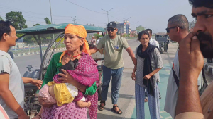 बस व्यवसायीको आन्दोलन उग्र –  ऐन खारेजीको माग गर्दै विद्युतिय सवारी चालकको पाङ्ग्राको हावा निकाल्नेदेखि अभद्र व्यवहार