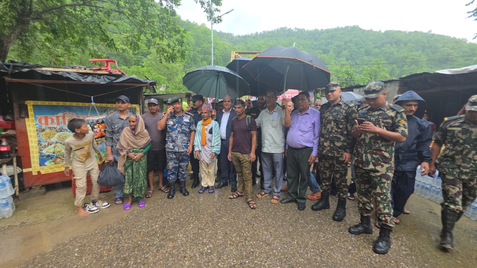 गोदावरी नदीमा फसेका छ जनाको उद्धार, जिल्ला प्रमुख र प्रहरी प्रमुख समेतको उपस्थिति