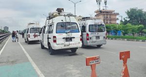 धनगढीको चटकपुरमा ट्राफिक व्यवस्थापन अस्तव्यस्थ, ट्राफिक प्रहरी धामी चिट काटिदिन्छु भन्दै धम्काउनमा मस्त