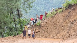 भारि वर्षा पछि सहजपुर–विपिनगर सडक अवरुद्ध, समाजसेवी साउँदको पहलमा पहिरो पन्छाउने कार्य सुरु