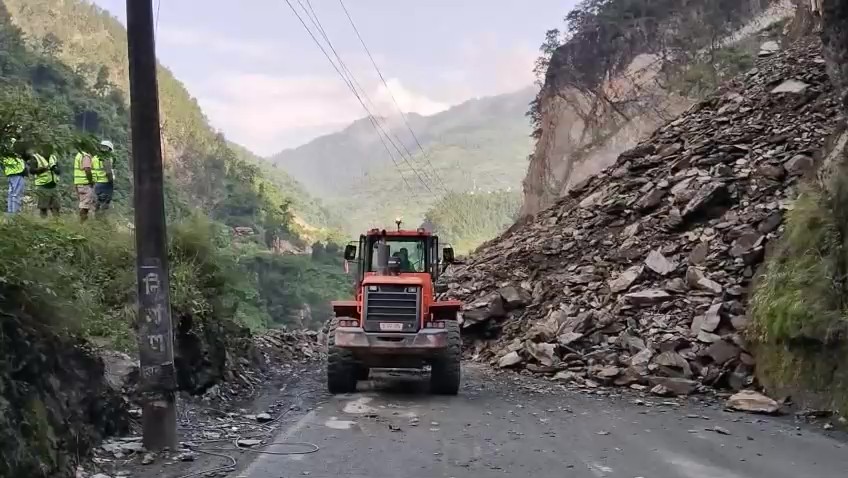 जवाङ खोलामा पहिरो जाँदा मुग्लिन-नागढुंगा सडक अवरुद्ध