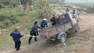 पूर्व–पश्चिम राजमार्गमा अटो दुर्घटना, ट्राफिक प्रहरीद्वारा चालकको सकुशल उद्धार