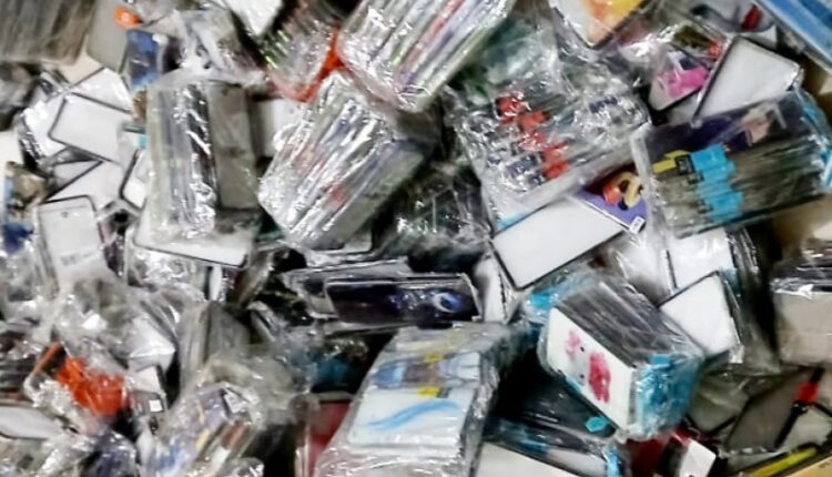 कञ्चनपुरबाट हाडवेयर र मोबाईलका सामान बरामद