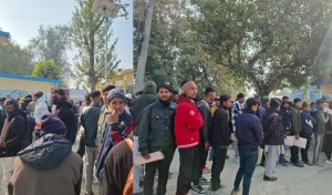 सुदूरपश्चिममा निर्वाचन प्रहरीमा निवेदन दिनेको भिड
