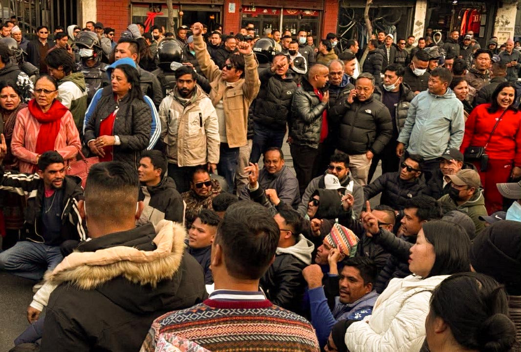 निर्वाचन कार्यालय अगाडि कांग्रेस दुवै पक्षको प्रदर्शन