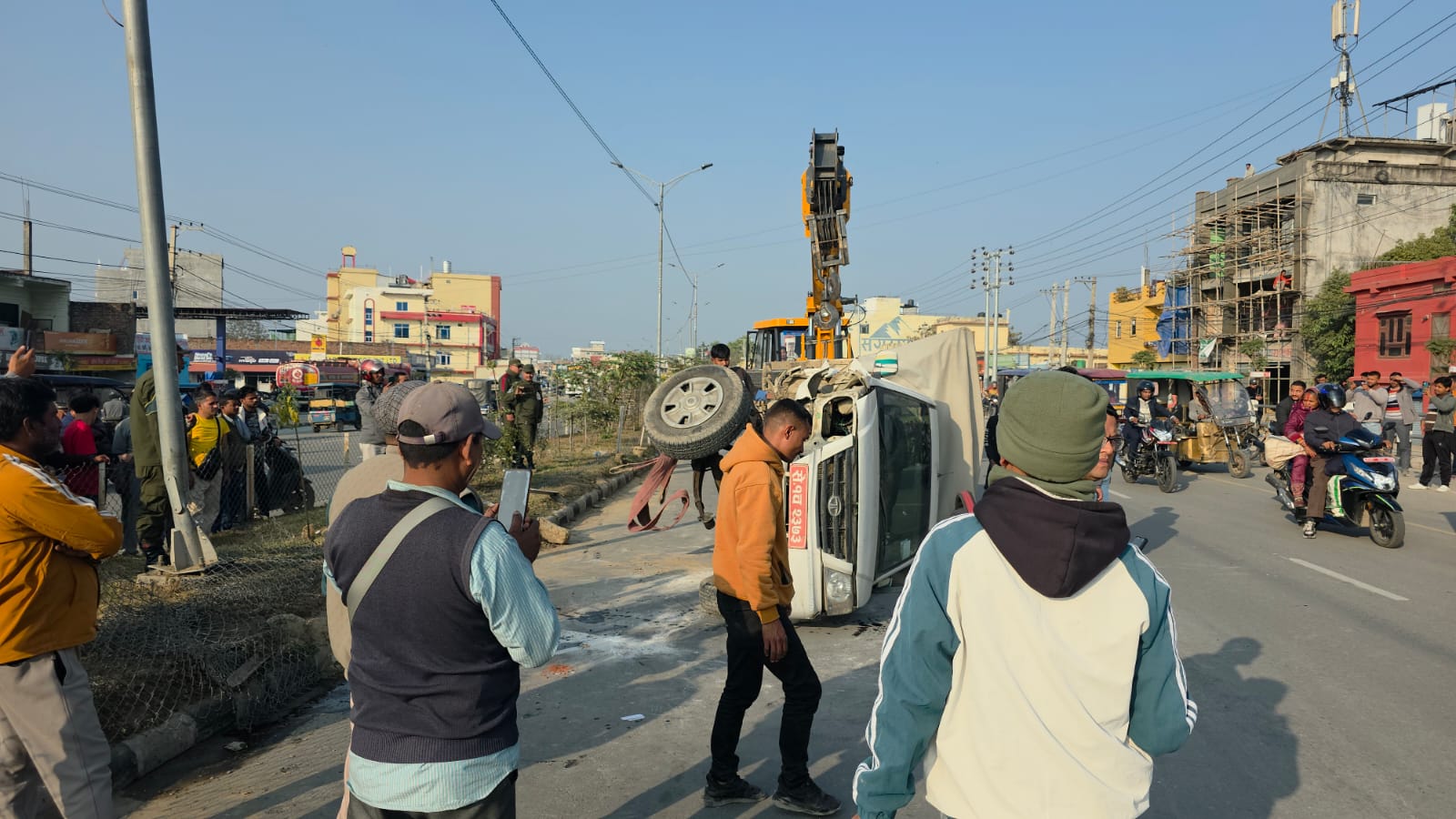 धनगढीको चटकपुरमा सामान बोक्ने जिप दुर्घटना, चालक सामान्य घाइते