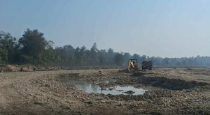 गौरिगङ्गाका खोलामा चुरे मिच्दै अवैध उत्खनन, जेसीबी समातिए पनि कारबाही शून्य