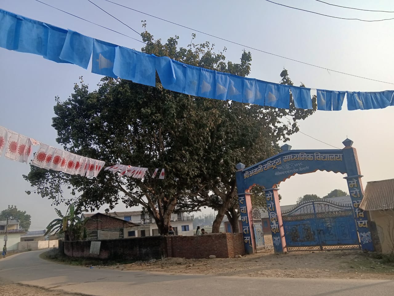 कैलालीमा निर्वाचन आचारसंहिता उल्लंघनका घटना बढ्दै, विधालय गेटमै नेकपा एमाले र राष्ट्रिय स्वतन्त्र पार्टीकाे झण्डा