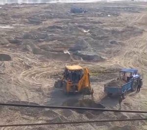 पुलको छेउमै डोजरको गर्जनः खुटिया खोलामा अवैध बालुवा उत्खन्न, जोखिममा स्थानीय जीवन