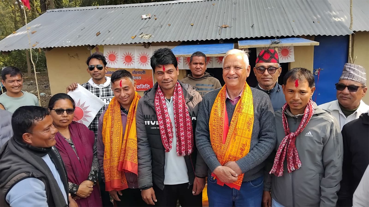 गौरीगंगामा कांग्रेस र नेकपा परित्याग गरी एमाले प्रवेश, लेखराज भट्टले गरे स्वागत