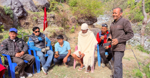 मातृशोकमा परेका उम्मेदवार थापा मतदाताको घरदैलोमा