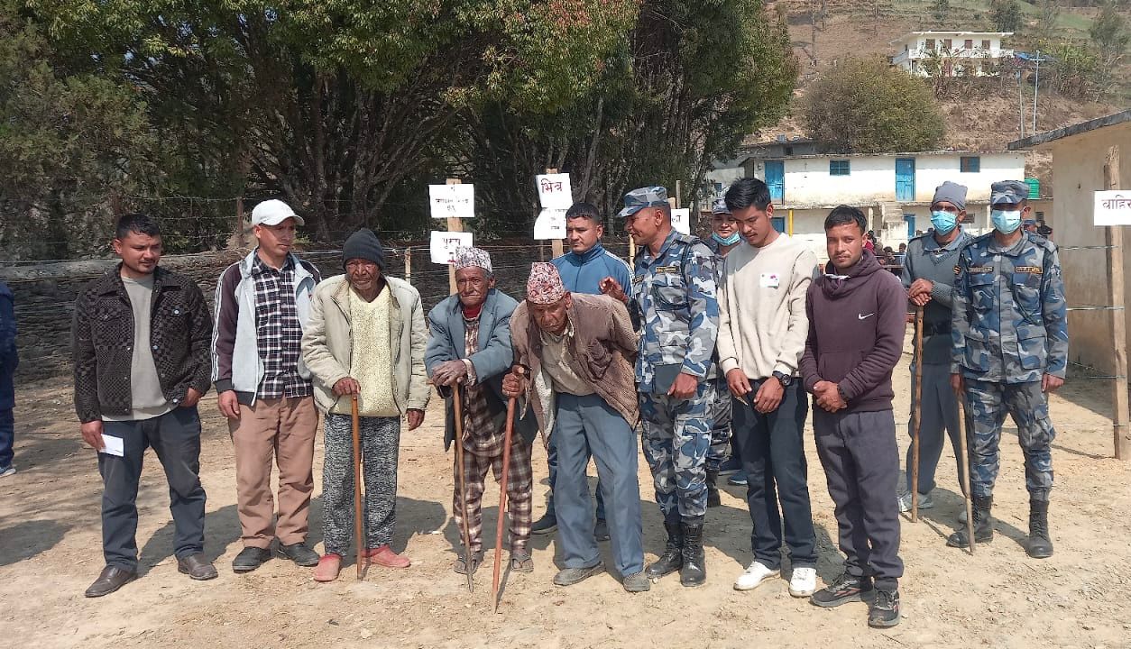 सुदूरपश्चिममा सशस्त्र प्रहरीको मानवियता: बृद्ध र अशक्तलाई मतदानमा सहयोग