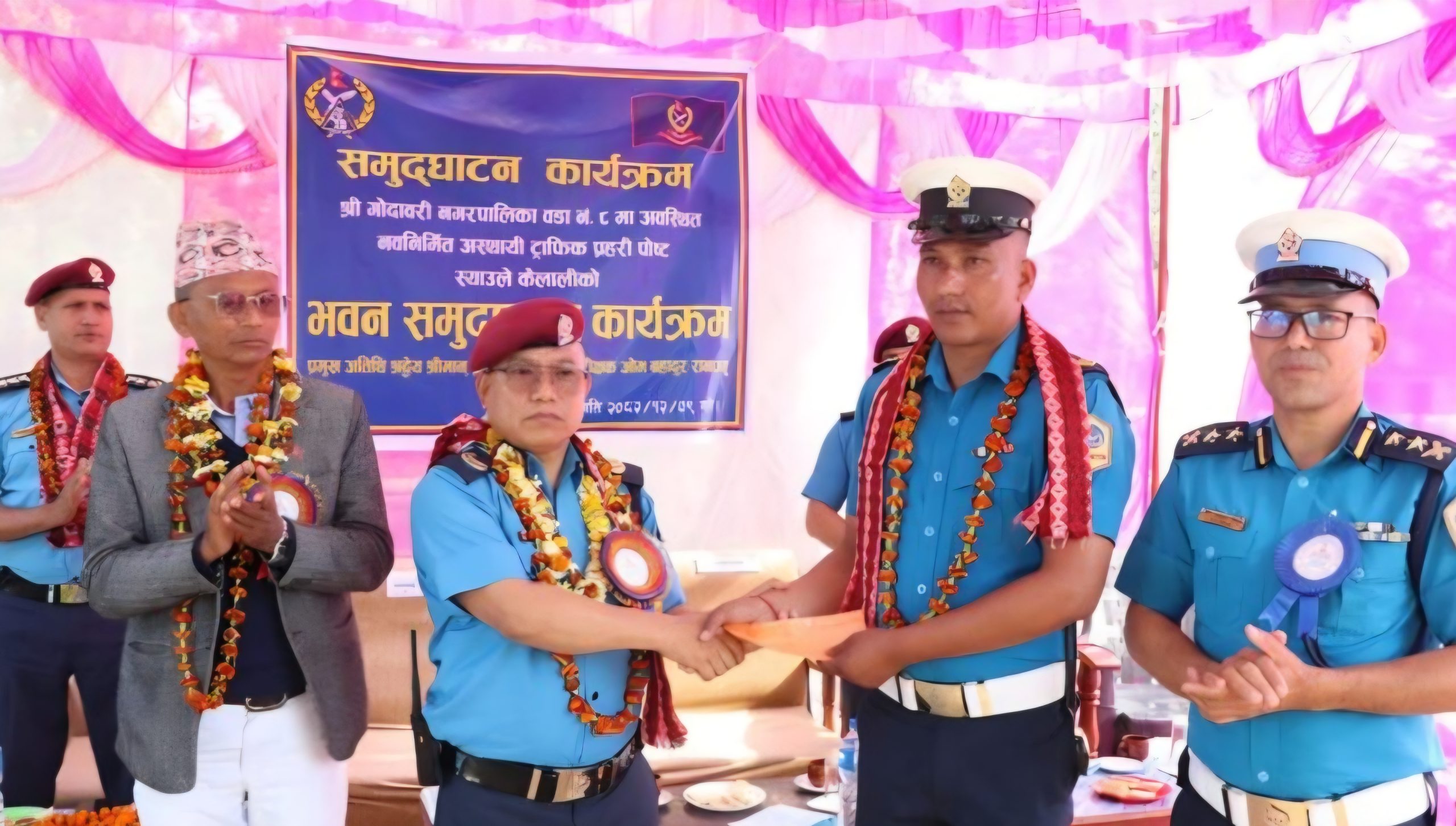 कैलालीका ट्राफिक प्रहरी हवलदार विष्ट, जसले समुदायकाे सहयाेगमा कार्यालय भवन ठड्याए