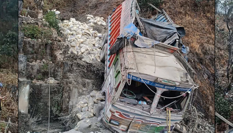 बैतडी ट्रक दुर्घटनामा ३ आमा-छोरा घाइते, परिचय खुल्यो