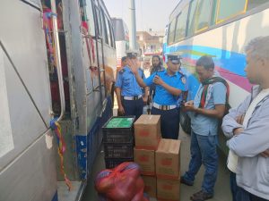 धनगढी बसपार्कमा ट्राफिकको कडाइ: बसमा मालबस्तु बोक्न रोक, ओभरलोड नगर्न आग्रह