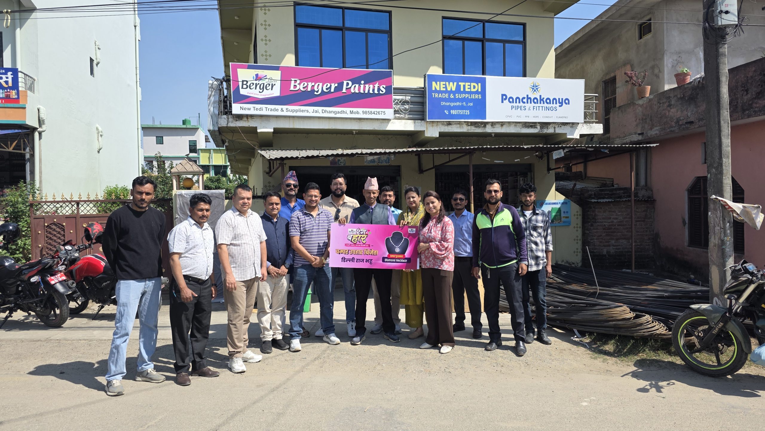 भाग्य चम्कियो: ब्रर्जर पेन्ट किन्दा धनगढीका डिल्ली राज भट्टले जिते हिराको हार!