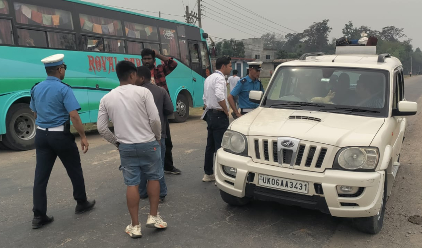 यातायात कार्यालय धनगढीको सुख्खडमा छड्के अनुगमन, ३६ सवारीलाई कारबाही