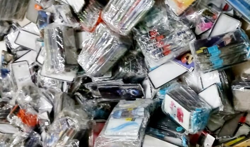 धनगढीबाट भन्सार छलीका चिनी र मोबाईल कभर बरामद