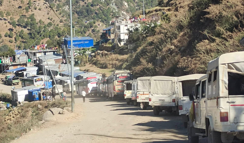 बाजुराको मार्तडीमा बसपार्क नहुँदा पार्किङ समस्या