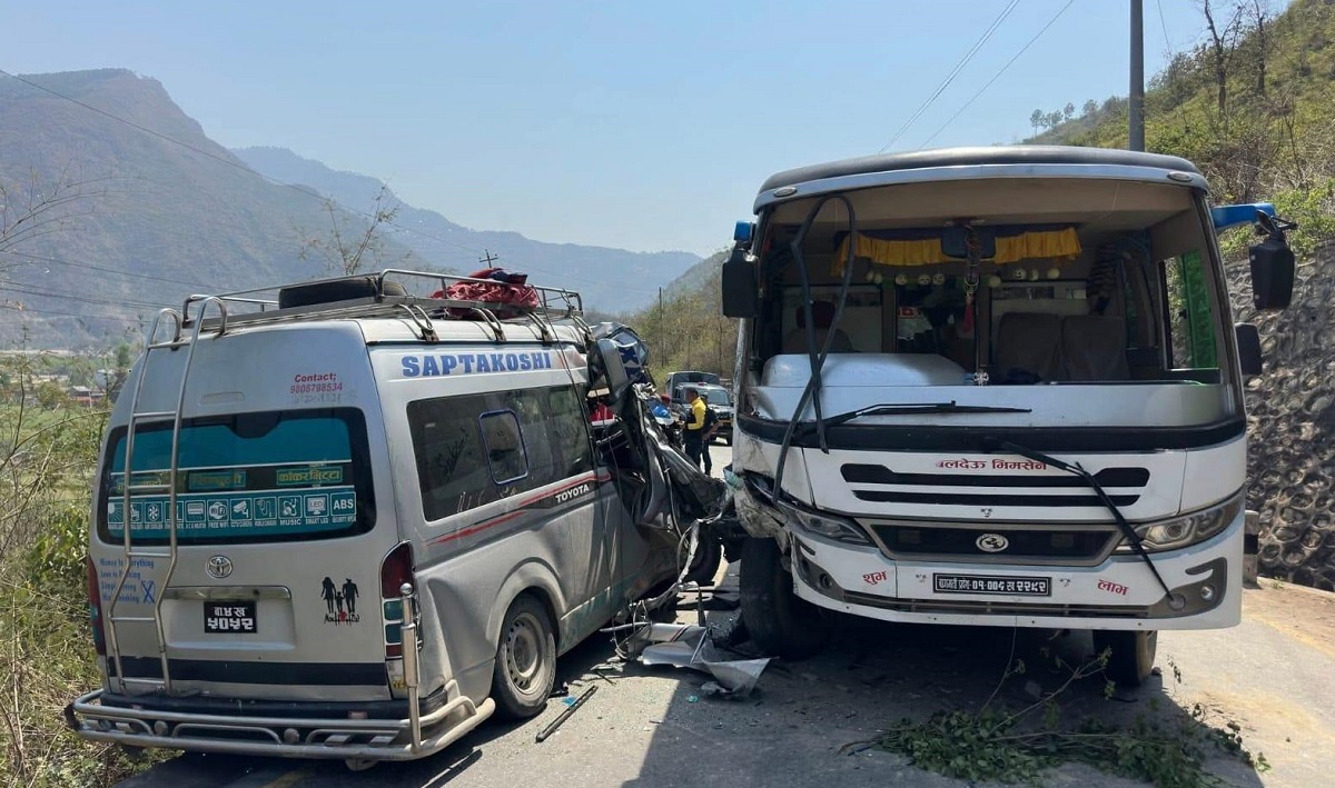 माइक्रोबस र बस एकापसमा ठोक्किँदा १० जना घाइते