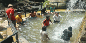 मोहन्यालको आमपानी झरनामा बढे पर्यटक