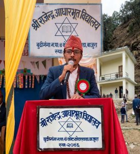 द दरबार स्कुलद्वारा श्री राजेन्द्र आधारभूत विद्यालयलाई अंग्रेजी माध्यमका पुस्तक वितरण
