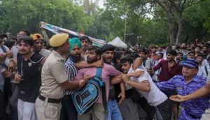 दिल्ली तनावग्रस्त: लाठीचार्जबीच पनि संसद्‌तर्फ अघि बढे प्रदर्शनकारी