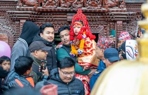 गृहमन्त्री गुरुङले गरे जीवित देवी कुमारीको दर्शन
